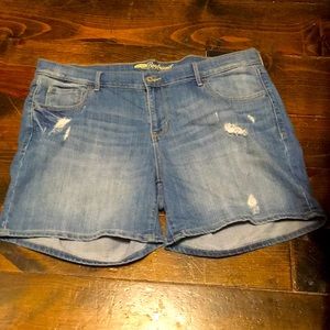 Old Navy Boyfriend Light Wash Jean Shorts